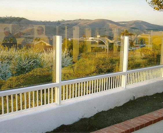 pagar rumah menggunakan bahan kaca
